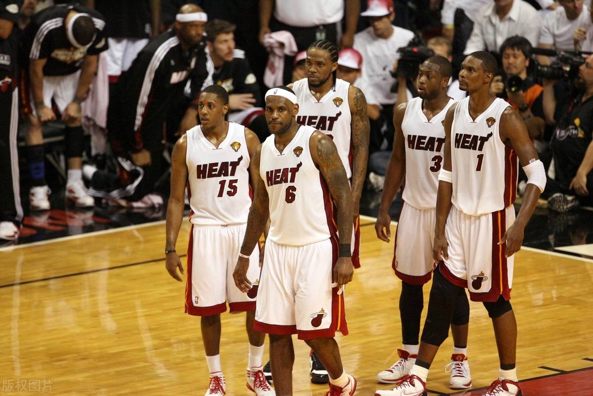 韦德和詹姆斯之间的那场篮球对决引发全球篮球迷热议的简单介绍 韦德和詹姆斯之间的那场篮球对决引发全球篮球迷热议的简单介绍