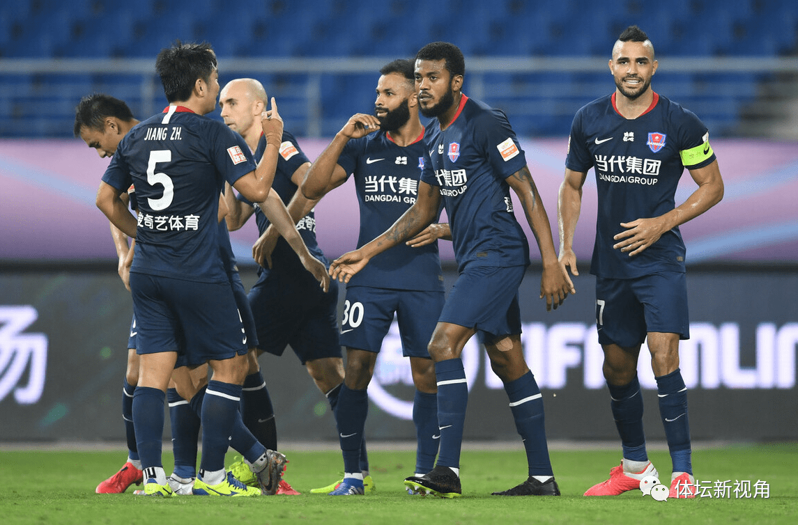 包含完美配合的传中射门，球队稳步领先对手的词条