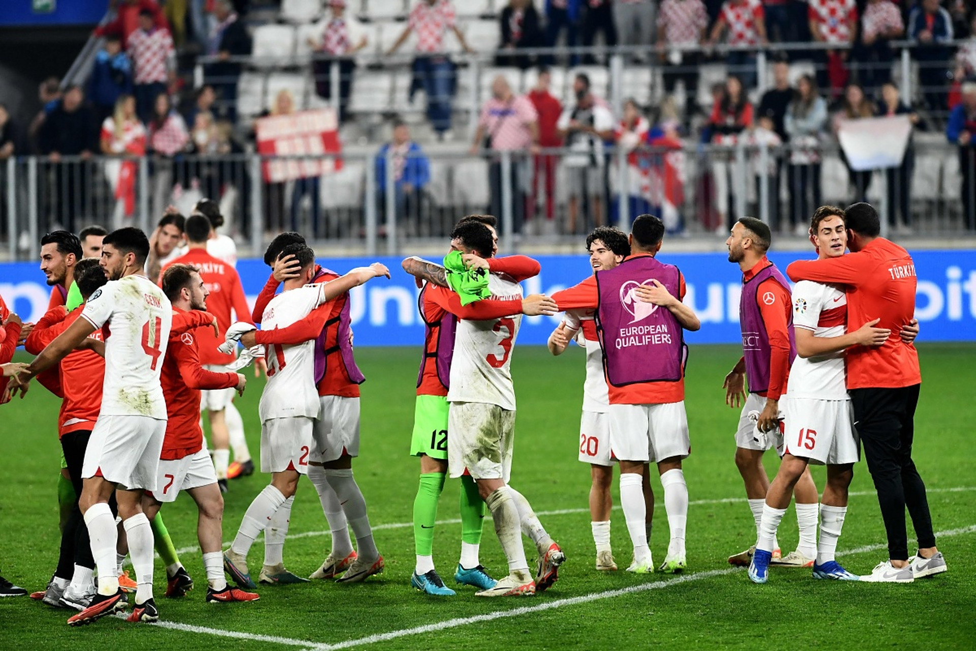 欧预赛比赛结束后球员庆祝胜利的简单介绍 欧预赛比赛结束后球员庆祝胜利的简单介绍