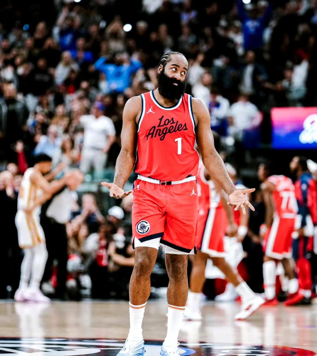 快船后卫伦纳德伤愈归队,助球队连胜收官 快船后卫伦纳德伤愈归队,助球队连胜收官