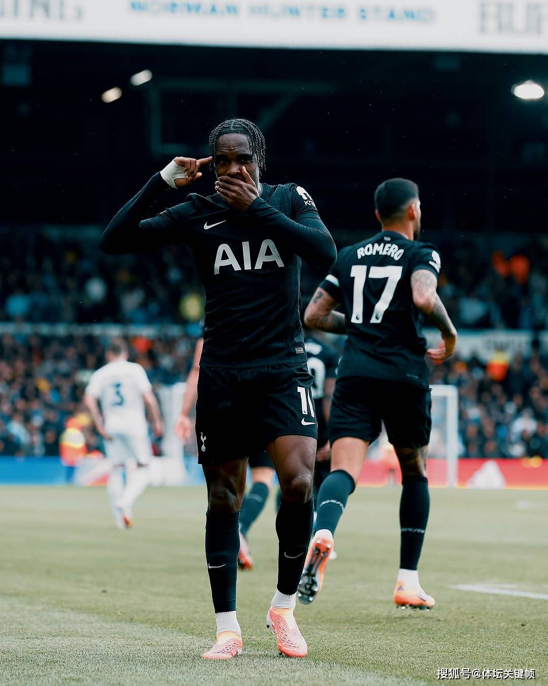 包含利兹联客场战平富勒姆，积分领先保持不败的词条