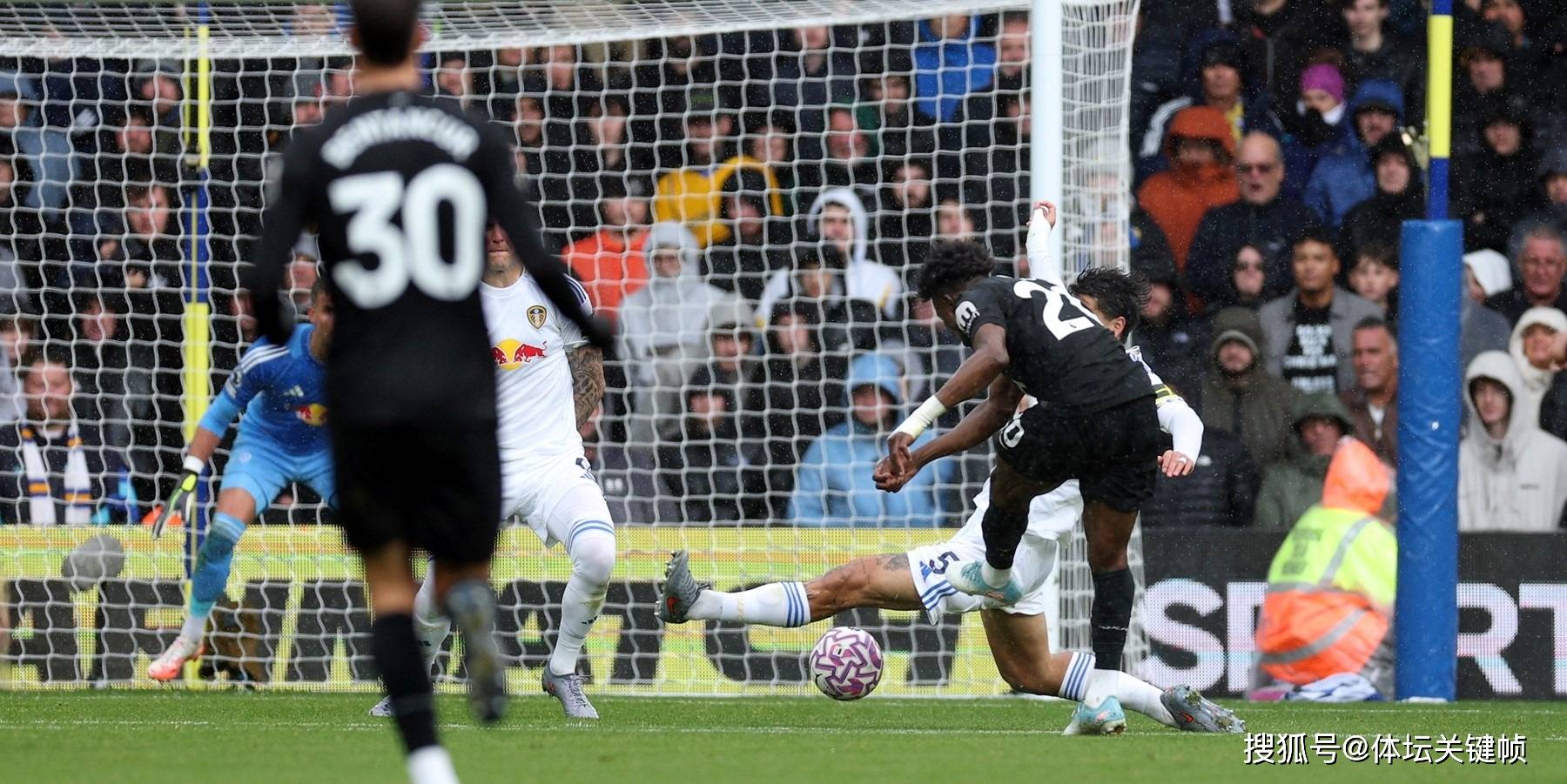 包含利兹联客场战平富勒姆，积分领先保持不败的词条