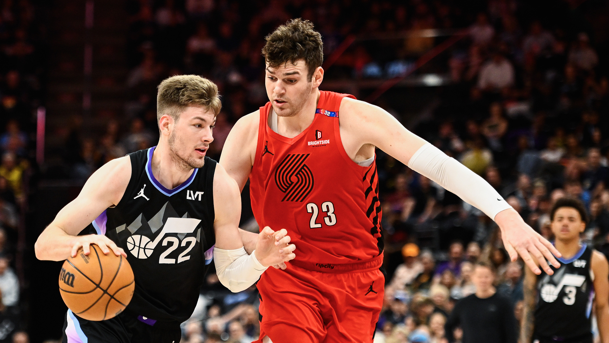 爵士内线防守横扫,挫败对手夺胜 爵士内线防守横扫,挫败对手夺胜