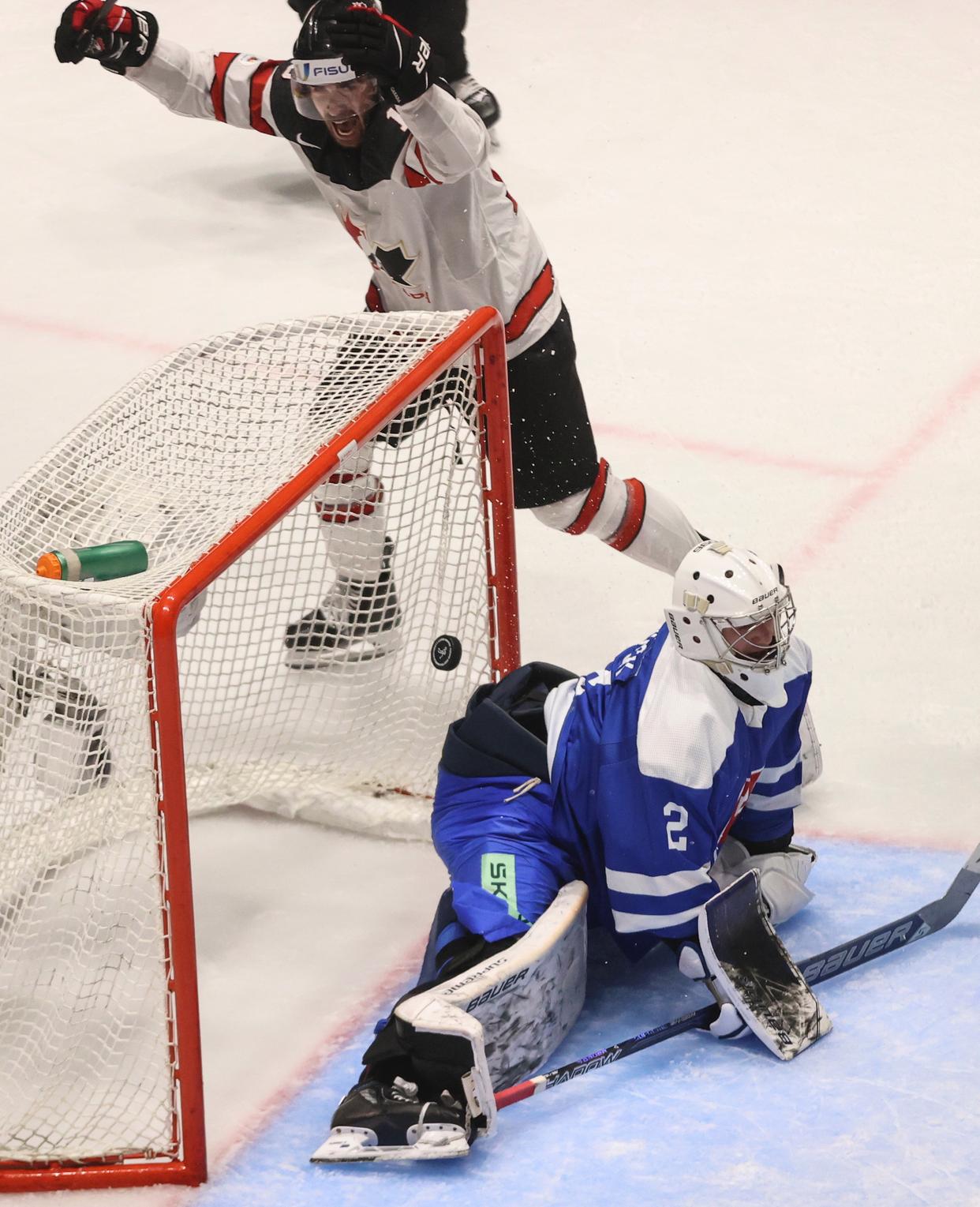 加拿大队在比赛中获得胜利，赢得冠军